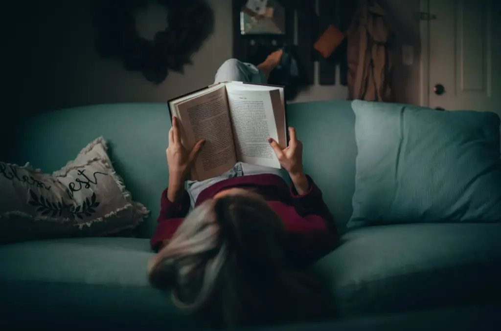 Livre de lecture de femme en chemise rouge photo - unsplash